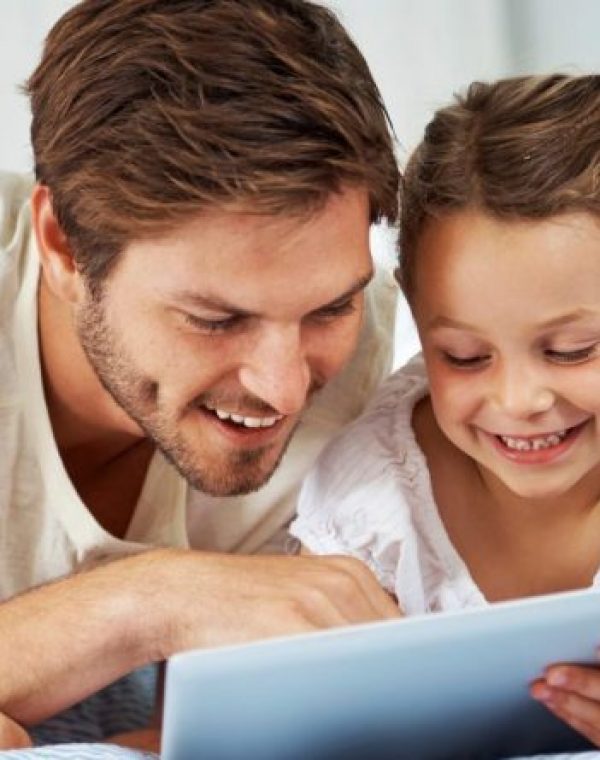 Inscription les chuchoteurs à l'aide d'une tablette